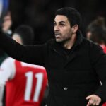 Mikel Arteta z Arsenalu gestikuluje počas fázy MD5 zápasu Ligy majstrov UEFA 2025/26 medzi Arsenal FC a FC Bayern Mníchov na štadióne Arsenalu 26. novembra 2025 v Londýne v Spojenom kráľovstve.