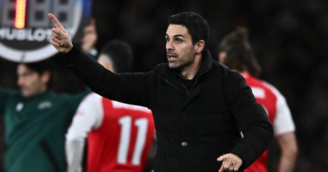 Mikel Arteta z Arsenalu gestikuluje počas fázy MD5 zápasu Ligy majstrov UEFA 2025/26 medzi Arsenal FC a FC Bayern Mníchov na štadióne Arsenalu 26. novembra 2025 v Londýne v Spojenom kráľovstve.