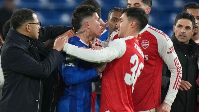 Keane a Scholes nesúhlasia s víťazom Arsenalu vs Chelsea, pretože Wright predpovedá „vraždu“
