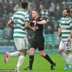 Auston Trusty odchádza po tom, čo minulú nedeľu dostal červenú kartu od rozhodcu Matthewa MacDermida