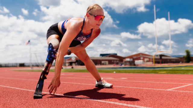 Kendra Herber ako tenis v stoji