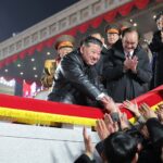 Kim Čong-un dohliada na rozsiahlu vojenskú prehliadku v Pchjongjangu | Kim Čong-un