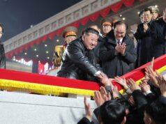 Kim Čong-un dohliada na rozsiahlu vojenskú prehliadku v Pchjongjangu | Kim Čong-un Kim Čong-un dohliada na rozsiahlu vojenskú prehliadku v Pchjongjangu | Kim Čong-un