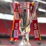 Detailný pohľad na zápasovú loptu značky Puma s logom EFL Sky Bet je prítomný pred zápasom Sky Bet League 1 medzi Peterborough a Wigan Athletic v Peterborough, Anglicko, 7. februára 2026. (Foto: Kevin Hodgson/MI News/NurPhoto cez Getty Images)