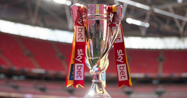 Detailný pohľad na zápasovú loptu značky Puma s logom EFL Sky Bet je prítomný pred zápasom Sky Bet League 1 medzi Peterborough a Wigan Athletic v Peterborough, Anglicko, 7. februára 2026. (Foto: Kevin Hodgson/MI News/NurPhoto cez Getty Images)