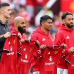 MANCHESTER, ANGLICKO – 20. SEPTEMBER: Bryan Mbeumo z Manchestru United sa pustil do súboja s Moisesom Caicedom z Chelsea (C) a Marcom Cucurellou z Chelsea (R) počas zápasu Premier League medzi Manchestrom United a Chelsea na Old Trafford 20. septembra 2025 v Manchestri v Anglicku. (Foto: Simon Stacpoole/Offsajd/Offsajd cez Getty Images)