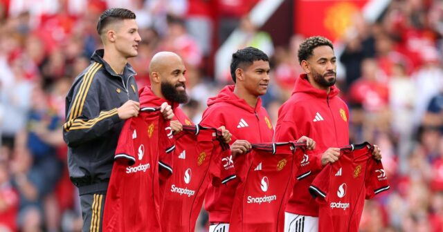 Kluby Man Utd a Premier League poslali varovanie UEFA po MANCHESTER, ANGLICKO – 20. SEPTEMBER: Bryan Mbeumo z Manchestru United sa pustil do súboja s Moisesom Caicedom z Chelsea (C) a Marcom Cucurellou z Chelsea (R) počas zápasu Premier League medzi Manchestrom United a Chelsea na Old Trafford 20. septembra 2025 v Manchestri v Anglicku. (Foto: Simon Stacpoole/Offsajd/Offsajd cez Getty Images)