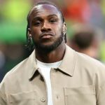 Michail Antonio na ihrisku pre finále Conference League, zatiaľ čo pracoval ako učenec