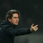 Thomas Frank sa pozerá.