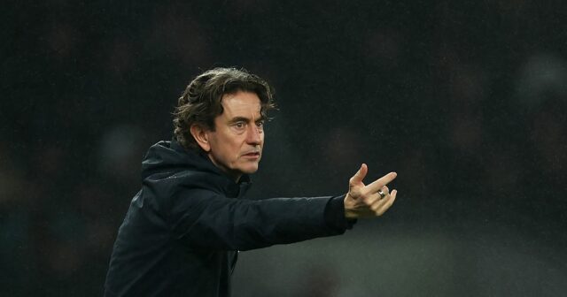 Thomas Frank sa pozerá.