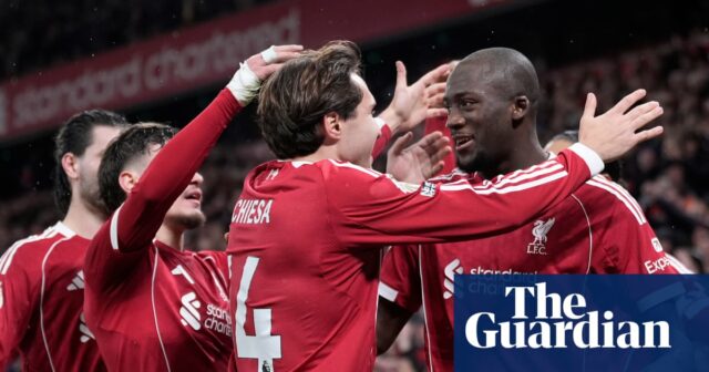 Konaté sa po otcovej smrti ponúkol skorým návratom Liverpoolu, prezrádza Slot | Liverpool
