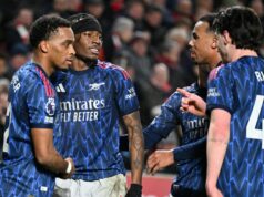 Konečná pozícia a počet bodov Arsenalu v Premier League sa predpovedal po zvrate v boji o titul v Man City Hráči Arsenalu oslavujú gól Noniho Maduekeho proti Brentfordu