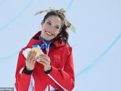 Kontroverzný MVP NFL kritizuje „veľmi atraktívnu“, ale „neznesiteľnú“ olympijskú superhviezdu Eileen Gu v divokom vysielaní Na nedávnych tlačových konferenciách Gu plakala nad nedávnou smrťou svojej starej mamy, obhajovala svoje rozhodnutie reprezentovať Čínu a priznala, že si vopred naplánovala odpovede.