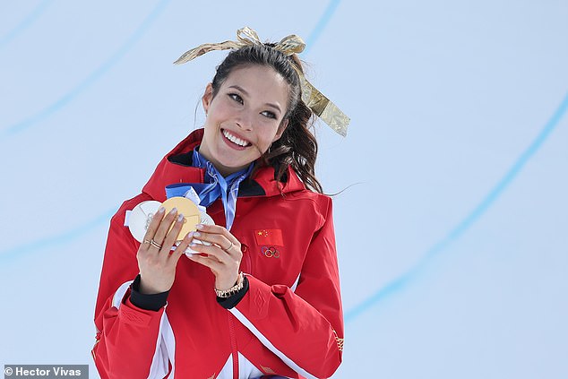 Kontroverzný MVP NFL kritizuje „veľmi atraktívnu“, ale „neznesiteľnú“ olympijskú superhviezdu Na nedávnych tlačových konferenciách Gu plakala nad nedávnou smrťou svojej starej mamy, obhajovala svoje rozhodnutie reprezentovať Čínu a priznala, že si vopred naplánovala odpovede.