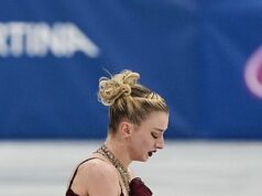 Krasokorčuliar tímu USA podrobne opisuje „bombardovanie útokmi a nenávisť“ po plačlivom smútku na zimných olympijských hrách Amber Glenn