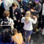 Hviezda tímu USA Amber Glenn zablokovala vysielaciu kameru, aby bránila Japonku Kaori Sakamotovú