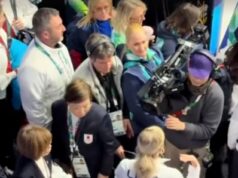 Krasokorčuliarska hviezda tímu USA Amber Glenn sa stala virálnou za prekvapivý akt láskavosti so zdevastovaným japonským rivalom Hviezda tímu USA Amber Glenn zablokovala vysielaciu kameru, aby bránila Japonku Kaori Sakamotovú