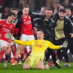 Anatolij Trubin z Benficy oslavuje strelenie štvrtého gólu svojho tímu hlavičkou so spoluhráčmi počas zápasu MD8 fázy Ligy majstrov UEFA 2025/26 medzi SL Benfica a Real Madrid