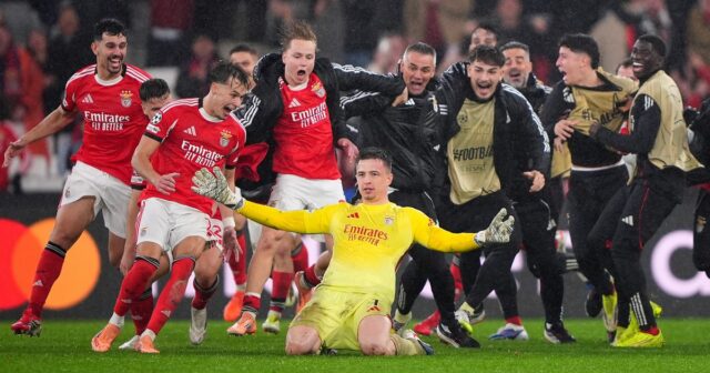 Anatolij Trubin z Benficy oslavuje strelenie štvrtého gólu svojho tímu hlavičkou so spoluhráčmi počas zápasu MD8 fázy Ligy majstrov UEFA 2025/26 medzi SL Benfica a Real Madrid