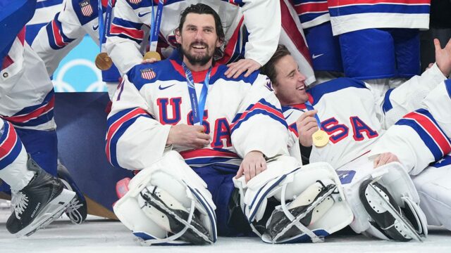 Kto je Connor Hellebuyck? Brankár tímu USA získa prezidentskú medailu slobody
