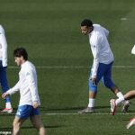 Kylian Mbappe bol videný, ako sa v utorok na tréningu Realu Madrid chytá za koleno