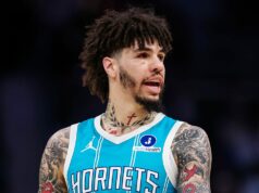LaMelo Ball havaruje na zákazku Hummer v Charlotte a odchádza nezranený LaMelo Ball havaruje na zákazku Hummer v Charlotte a odchádza nezranený