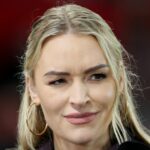 MANCHESTER, ANGLICKO – 11. JANUÁRA: Laura Woodsová, športová moderátorka, reaguje pri práci na ihrisku pred zápasom tretieho kola Emirates FA Cupu medzi Manchestrom United a Brighton & Hove Albion 11. januára 2026 v Manchestri v Anglicku. (Foto Richard Sellers/Sportsphoto/Allstar cez Getty Images)