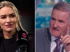 Laura Woods trolluje Richarda Keysa po trápnom tweete bývalej moderátorky Sky MANCHESTER, ANGLICKO – 11. JANUÁRA: Laura Woodsová, športová moderátorka, reaguje pri práci na ihrisku pred zápasom tretieho kola Emirates FA Cupu medzi Manchestrom United a Brighton & Hove Albion 11. januára 2026 v Manchestri v Anglicku. (Foto Richard Sellers/Sportsphoto/Allstar cez Getty Images)