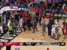 Lavičky sa uvoľnili v brutálnej bitke v univerzitnom basketbale, pretože ŠESŤ hráčov bolo vylúčených s 19-minútovým oneskorením Hráči Providence (bieli) a St. John's (červení) sa v sobotu dostali do masívnej bitky