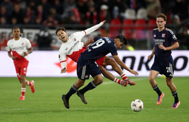 Leeds United čelí tvrdej konkurencii o tento obranca Eredivisie: Stojí Download app from appStore