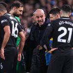 Pep Guardiola dáva pokyny svojim hráčom