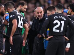 Leeds United vs Man City sa zastavil, keď fanúšikovia bučali počas prestávky v zápase Premier League Pep Guardiola dáva pokyny svojim hráčom