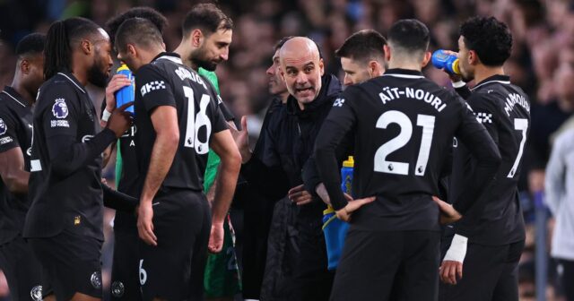 Pep Guardiola dáva pokyny svojim hráčom