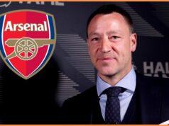 Legenda Chelsea John Terry sa vysmieva z osláv Arsenalu Gabriel a Kepa oslavujú, keď Arsenal porazil Chelsea v Carabao Cupe