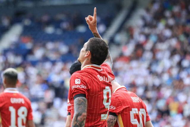 Legenda Chelsea povedala klubu, aby si kúpil bývalého rivala útočníka
