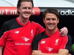 Legenda Liverpoolu, ktorá odišla do Realu Madrid, mala obrovskú ľútosť, ktorú nedokázali napraviť žiadne trofeje Dve osoby oblečené v červených dresoch stoja blízko pri sebe a vyzerajú ako v oslavnej póze s transparentom v pozadí s nápisom