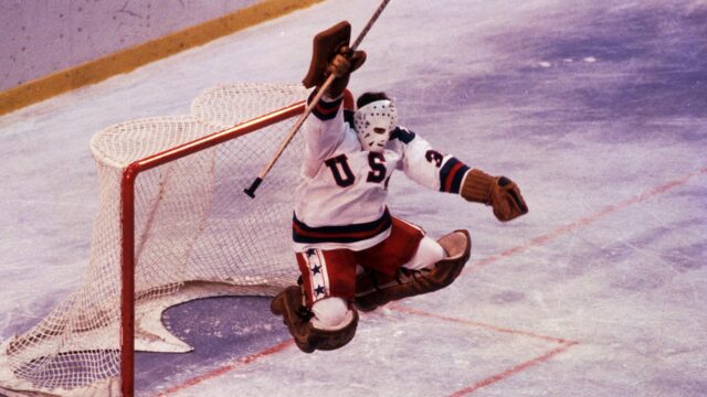 Legenda 'Miracle on Ice' Jim Craig chváli tohtoročný olympijský tím USA
