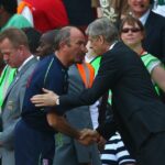 Manažér Arsenalu Arsene Wenger (R) si podáva ruku s manažérom Stoke City Tonym Pulisom (L) po zápase Barclays Premier League medzi Arsenalom a Stoke City na Emirates Stadium 24. mája 2009 v Londýne v Anglicku.