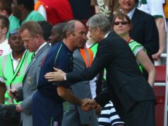 Legenda Premier League „hodila nahú hlavu na vlastného hráča“ – „bola to podívaná“ Manažér Arsenalu Arsene Wenger (R) si podáva ruku s manažérom Stoke City Tonym Pulisom (L) po zápase Barclays Premier League medzi Arsenalom a Stoke City na Emirates Stadium 24. mája 2009 v Londýne v Anglicku.