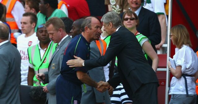 Manažér Arsenalu Arsene Wenger (R) si podáva ruku s manažérom Stoke City Tonym Pulisom (L) po zápase Barclays Premier League medzi Arsenalom a Stoke City na Emirates Stadium 24. mája 2009 v Londýne v Anglicku. 