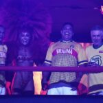 Carlo Ancelotti (úplne vpravo) sa mohol zabávať na karnevale v Riu po boku brazílskej legendy Ronalda (uprostred vpravo), Denilsona (úplne vľavo) a brazílskej televíznej moderátorky Sabriny Sato.