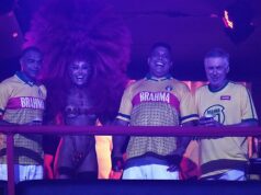 Legendárny bývalý manažér Chelsea a Realu Madrid Carlo Ancelotti (66) sa vrhá do karnevalového ducha, keď si brazílsky šéf užíva festival s víťazmi Svetového pohára Ronaldom a Denilsonom, ako aj so svojou manželkou. Carlo Ancelotti (úplne vpravo) sa mohol zabávať na karnevale v Riu po boku brazílskej legendy Ronalda (uprostred vpravo), Denilsona (úplne vľavo) a brazílskej televíznej moderátorky Sabriny Sato.