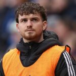 Harvey Elliott z Aston Villy sa prizerá počas zápasu Premier League medzi Newcastle United a Aston Villa v St James' Park 25. januára 2026 v Newcastle upon Tyne v Anglicku.