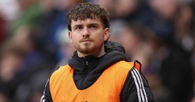 Harvey Elliott z Aston Villy sa prizerá počas zápasu Premier League medzi Newcastle United a Aston Villa v St James' Park 25. januára 2026 v Newcastle upon Tyne v Anglicku.