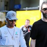 Lewis Hamilton sa pred nadchádzajúcou sezónou F1 rozišiel s Marcom Hynesom (vpravo).