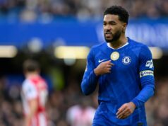 Liam Rosenior informuje Reece Jamesa a Pedra Neta o zranení Chelsea, pretože hviezda bola vylúčená proti Wolves Reece James z Chelsea počas zápasu Premier League medzi Chelsea a Brentfordom