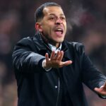 Liam Rosenior, hlavný tréner Chelsea, reaguje počas druhého zápasu semifinálového zápasu Carabao Cupu medzi Arsenalom a Chelsea