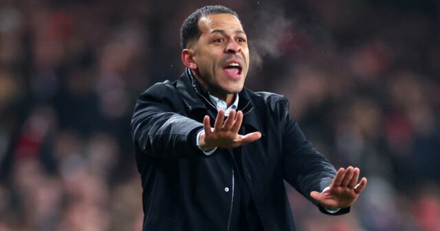 Liam Rosenior, hlavný tréner Chelsea, reaguje počas druhého zápasu semifinálového zápasu Carabao Cupu medzi Arsenalom a Chelsea