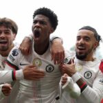 Josh Acheampong z Chelsea oslavuje strelenie prvého gólu svojho tímu so spoluhráčmi Marcom Guiu a Malo Gusto počas zápasu Premier League medzi Nottingham Forest a Chelsea na City Ground 18. októbra 2025 v Nottinghame v Anglicku.