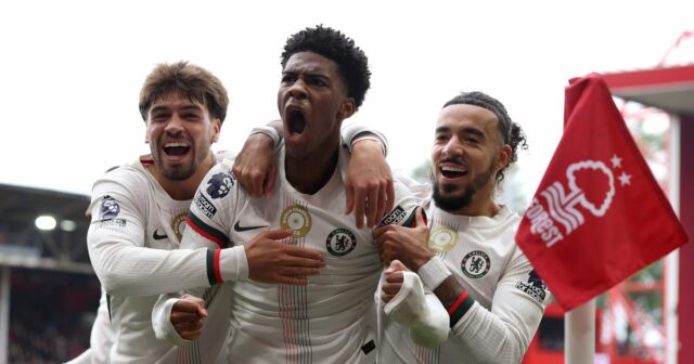 Liam Rosenior môže konečne odomknúť „ďalšie Rio Ferdinand“, keď Chelsea Josh Acheampong z Chelsea oslavuje strelenie prvého gólu svojho tímu so spoluhráčmi Marcom Guiu a Malo Gusto počas zápasu Premier League medzi Nottingham Forest a Chelsea na City Ground 18. októbra 2025 v Nottinghame v Anglicku.